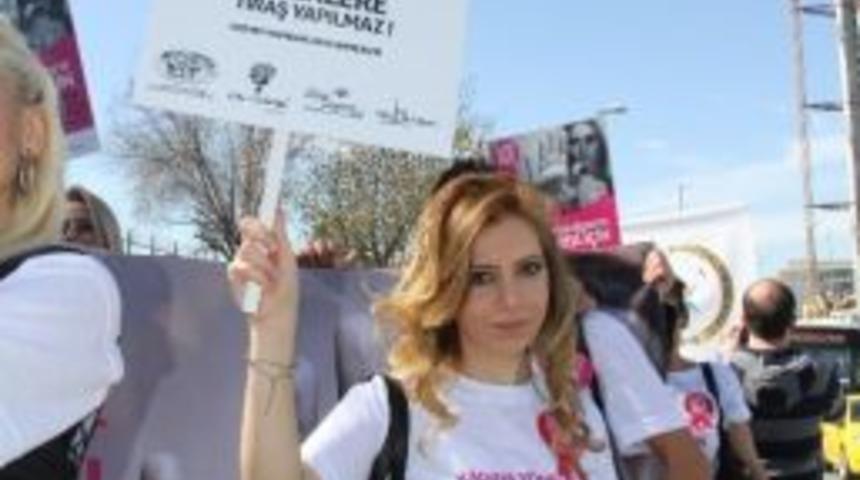 Kuaf&ouml;rler Kadına Şiddete Dur Demek İ&ccedil;in Makas Bıraktı