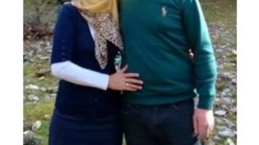 Kamyonetin Kasa Kapağı Motosiklet S&uuml;r&uuml;c&uuml;s&uuml;n&uuml;n &Uuml;zerine D&uuml;şt&uuml;