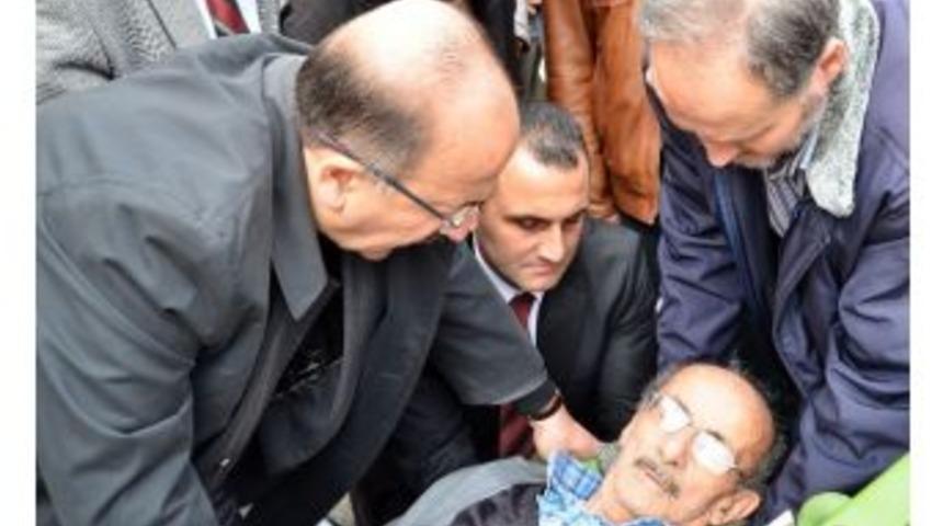 Başkan G&uuml;mr&uuml;k&ccedil;&uuml;oğlu&rsquo;ndan Baygınlık Ge&ccedil;iren Vatandaşa M&uuml;dahale