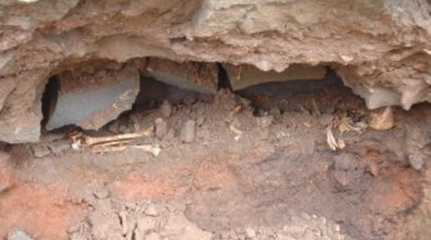 Yol Ortasında Mezar &Ccedil;ıktı