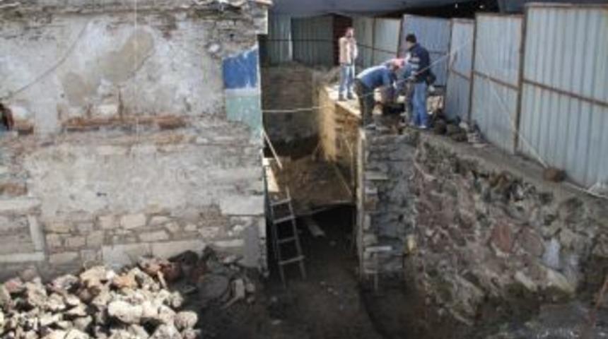 Tarihi S&uuml;leyman Şah T&uuml;rbesi Restorasyon &Ccedil;alışmaları Devam Ediyor