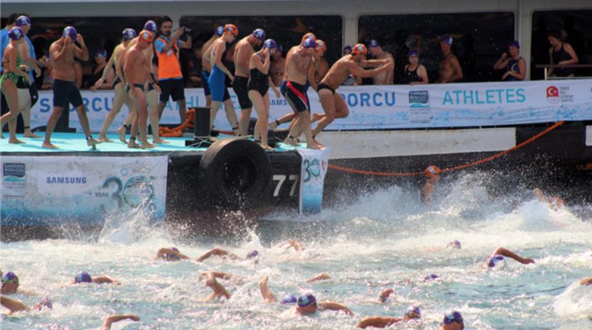 İstanbul Boğazı'nda Samsung Boğazi&ccedil;i Kıtalararası Y&uuml;zme Yarışı heyecanı yaşandı