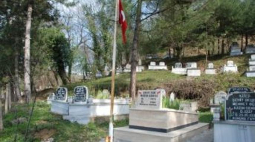 Belediye Şehit Nazım Gemici&rsquo;nin Mezarını D&uuml;zenledi