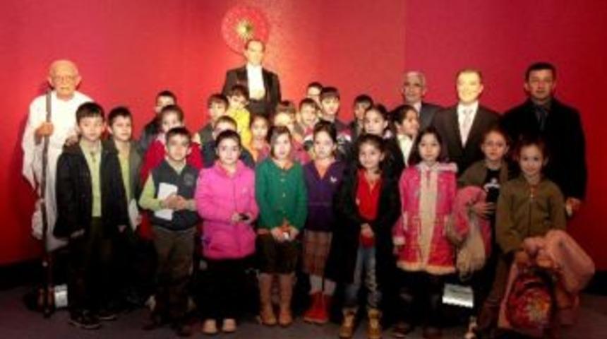 &Ouml;zel Kalem Dergisi&rsquo;nden Yılmaz B&uuml;y&uuml;kerşen Balmumu Heykeller M&uuml;zesi&rsquo;ne &Ouml;d&uuml;l