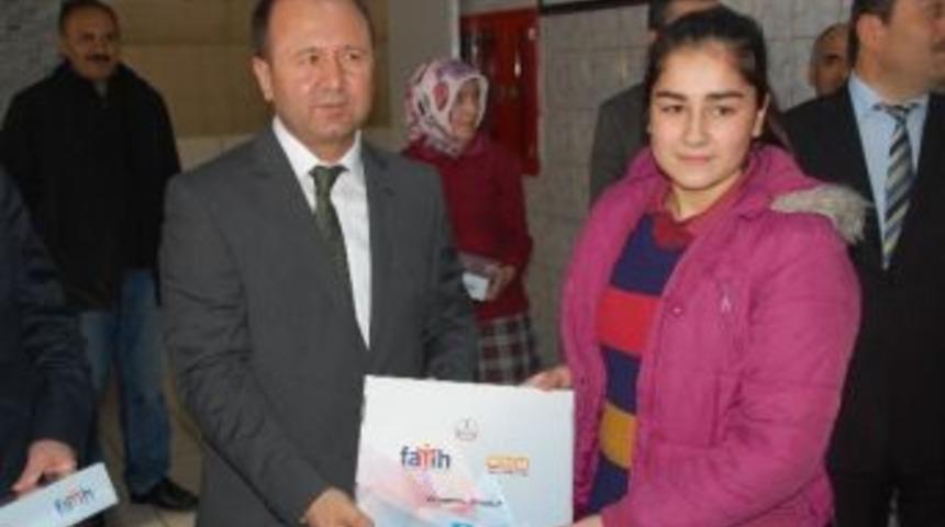 Isparta&rsquo;da Tablet Dağıtımı S&uuml;r&uuml;yor