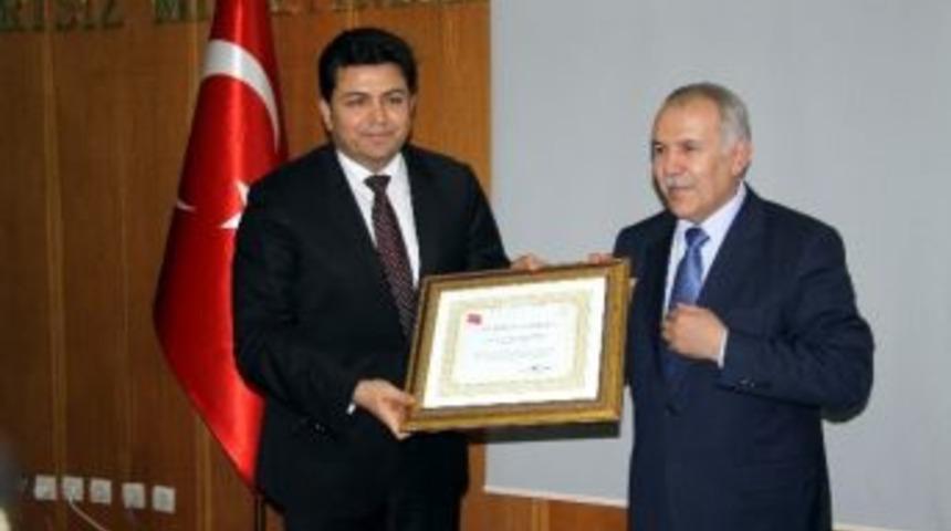 Vali Erdal Ata, Meclis &Uuml;yelerine Teşekk&uuml;r Belgesi Verdi