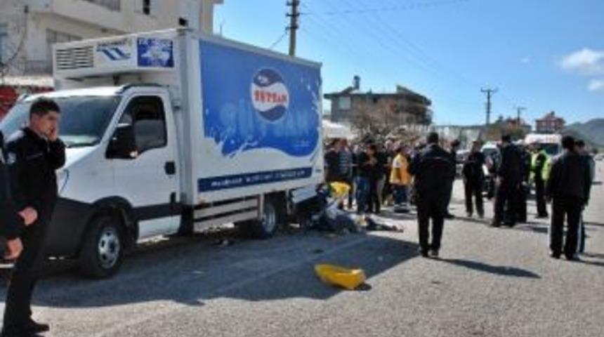 Kamyonete &Ccedil;arpan Motosikletli Hayatını Kaybetti
