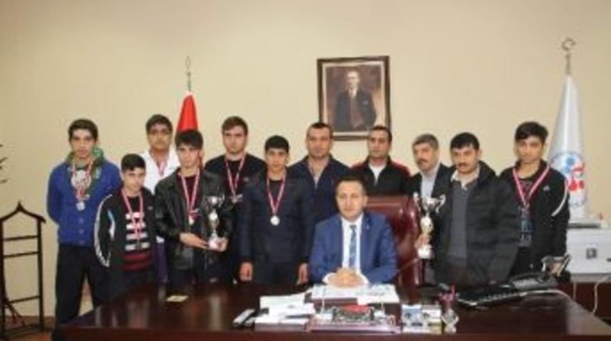 Şanlıurfalı 13 Güreşçi Madalya İle Döndü