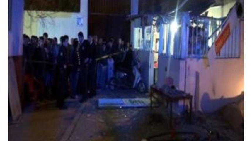 Kontrolden &Ccedil;ıkan Otomobil Ciğerci D&uuml;kkanına Girdi: 4 Yaralı