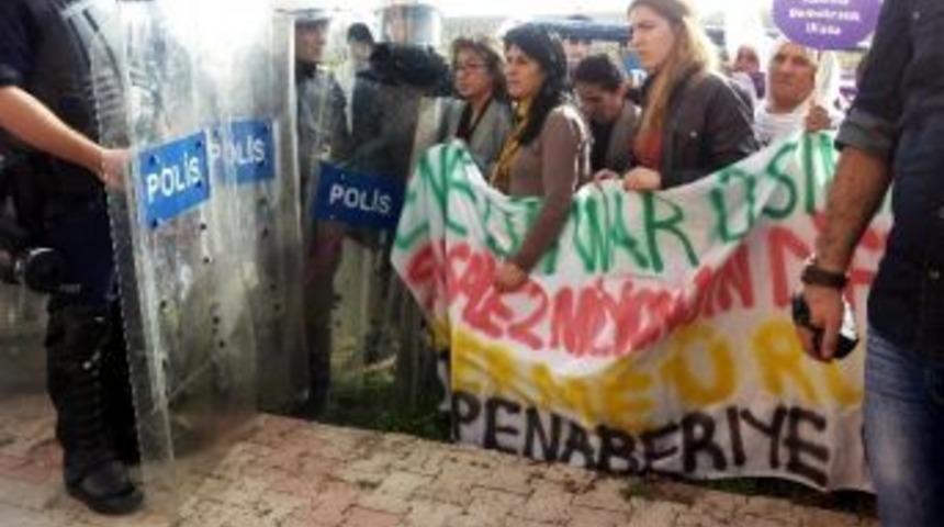 Nusaybin'de Kadınlar Sınıra Y&uuml;r&uuml;d&uuml;