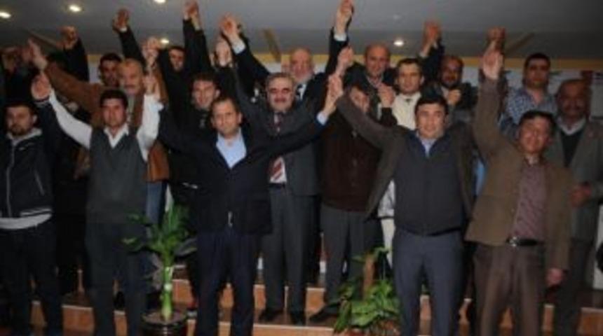 Antalya Saadet Partisi&rsquo;ye Katılanlara Rozetleri Takıldı