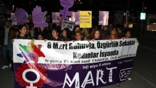 Kadınların ‘8 Mart’ Yürüyüşünde Kondom Dağıtıldı