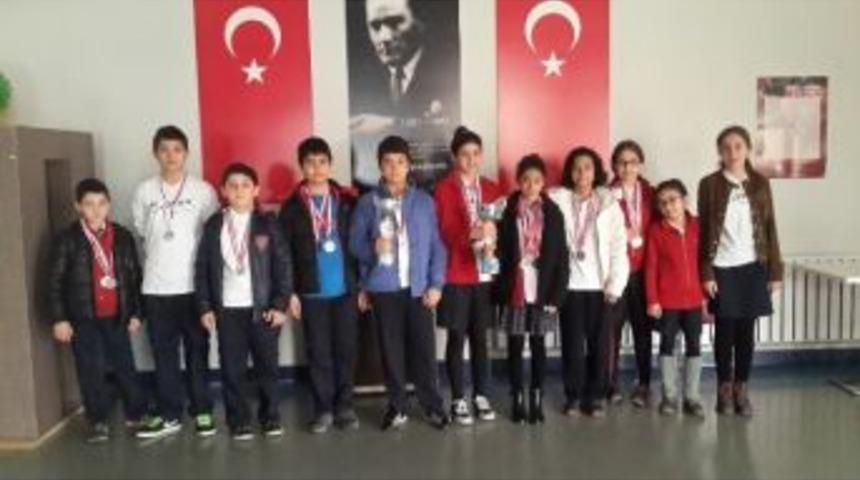 Sanko Okulları&rsquo;na Y&uuml;zmede &Ccedil;ifte Şampiyonluk Kupası