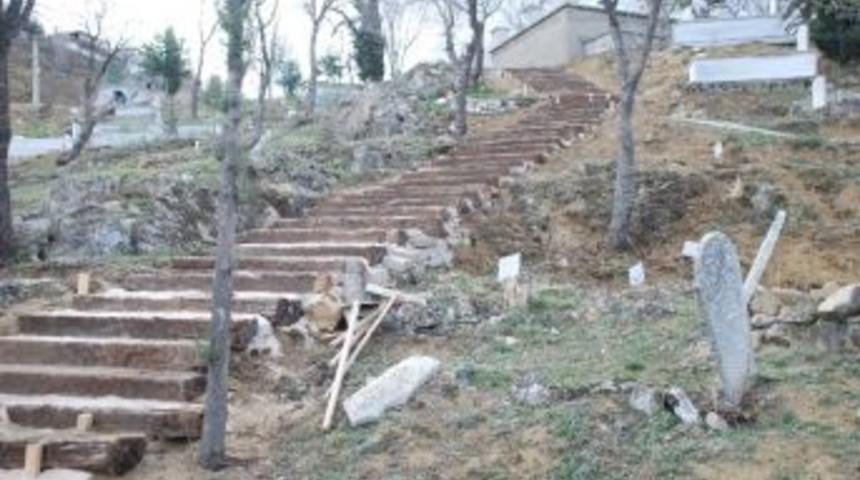 Bilecik Şehir Mezarlığı'nda Yeni D&uuml;zenlemeler Yapıldı