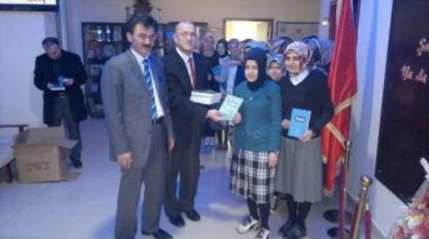 Bafra M&uuml;ft&uuml;l&uuml;ğ&uuml;&rsquo;nden &Ouml;ğrencilere &ldquo;40 Hadis Ve Yorum&rdquo; Kitabı