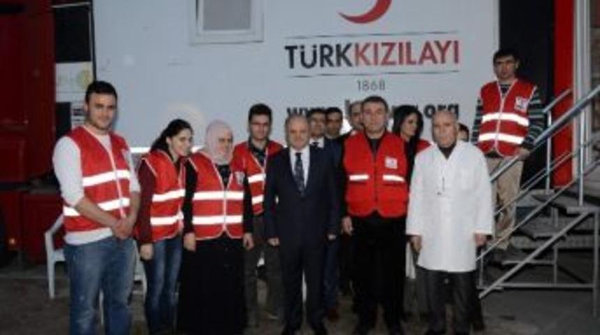 Kırşehir Valisi &Ouml;zdemir &Ccedil;akacak Kan Bağışında Bulundu