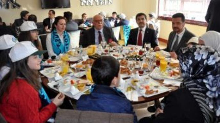 Bakan Avcı, &Ouml;ks&uuml;z Ve Yetim Arnavut &Ouml;ğrencilerle Buluştu