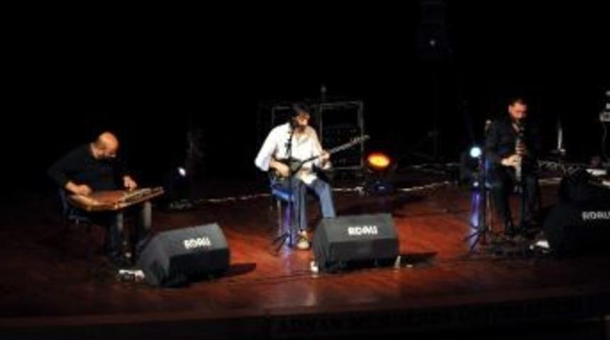 Grup Taksim Trio, Ad&uuml;&rsquo;l&uuml; Gen&ccedil;leri Eğlendirdi