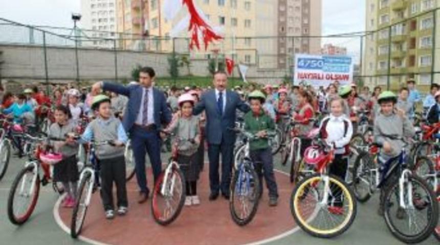 İzmit Belediyesi Bisiklet Dağıtmaya Devam Ediyor