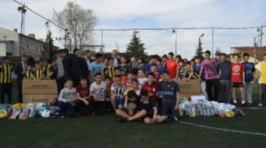 Başkan Adayı Keleş, Gen&ccedil; Sporculara Malzeme Dağıttı