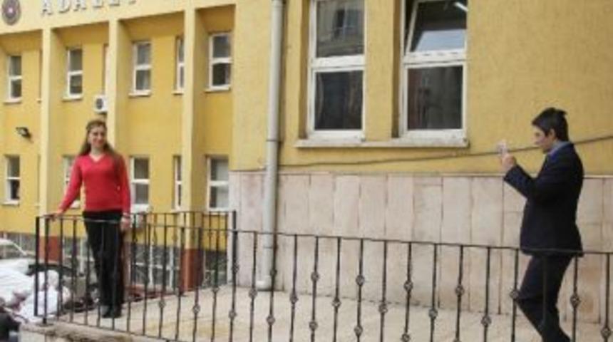 Taşınan Adliye Binası &Ouml;n&uuml;nde Hatıra Fotoğrafı