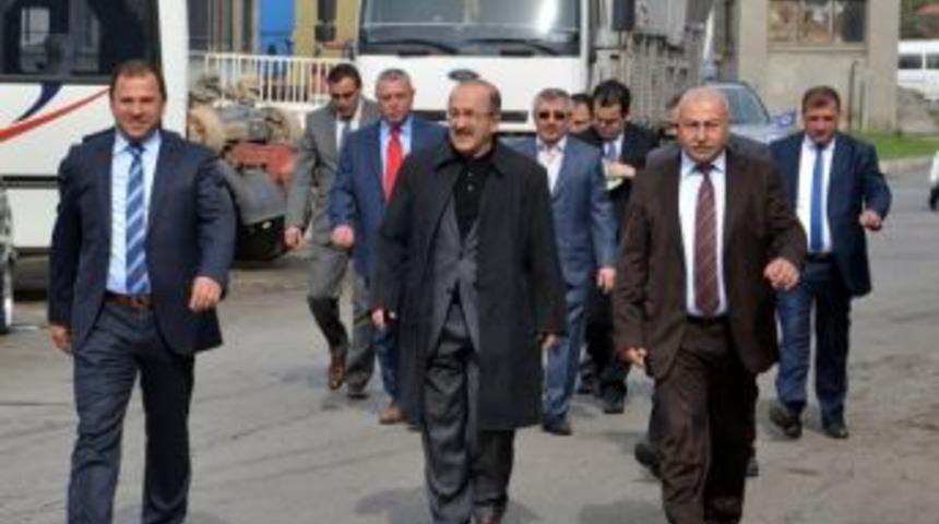 Başkan G&uuml;mr&uuml;k&ccedil;&uuml;oğlu Fatih Sanayi Sitesi&rsquo;ni Gezdi