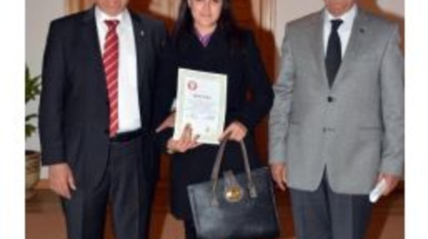 Katılımcılara Sertifikalarını Başkan G&uuml;r&uuml;n Verdi