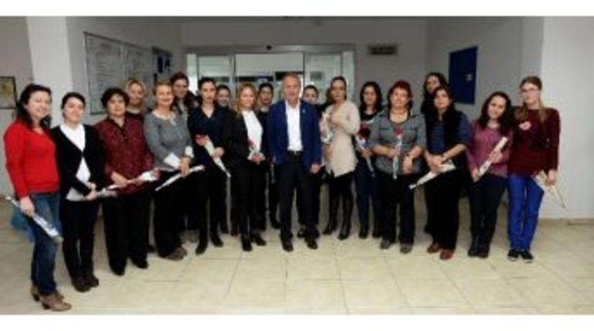 Başkan Evcilmen Kadın Personele &Ccedil;i&ccedil;ek Dağıttı