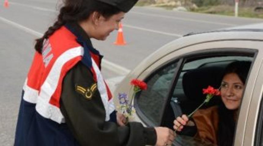 Jandarma Trafik Timlerinden 8 Mart S&uuml;rprizi
