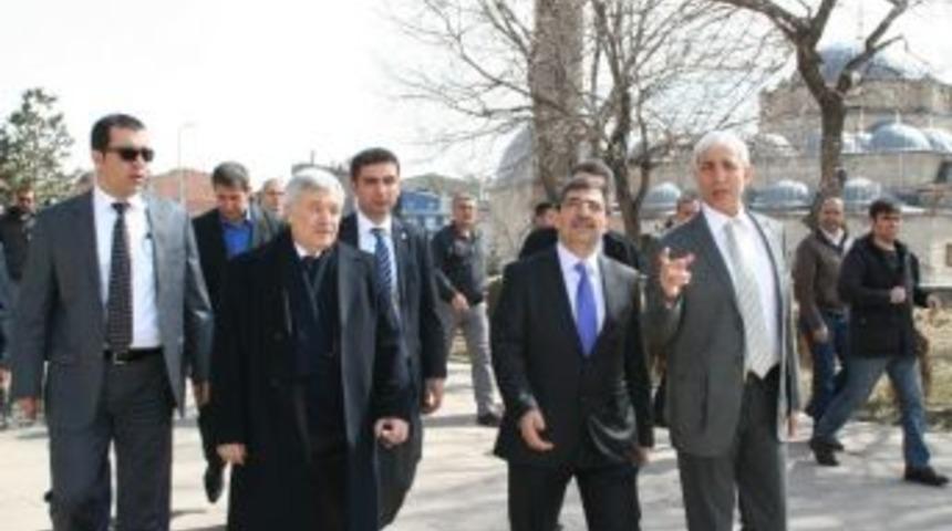 &Ccedil;evre Ve Şehircilik Bakanı İdris G&uuml;ll&uuml;ce Kars&rsquo;ta