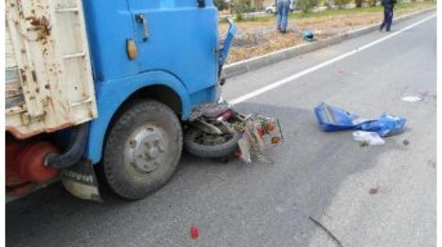 Kamyonet Motosiklete &Ccedil;arptı: 1 &Ouml;l&uuml;