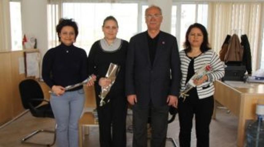 Başkan Akova&rsquo;dan 8 Mart&rsquo;a &Ouml;zel &Ccedil;i&ccedil;ek Hediyesi