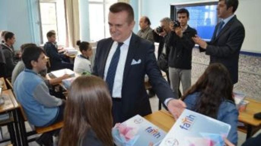 S&ouml;ke&rsquo;de &Ouml;ğrencilere Tablet Dağıtımı Başladı