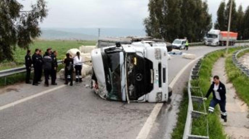Aydın&rsquo;da Pamuk Y&uuml;kl&uuml; Tır Devrildi Yol Trafiğe Kapandı