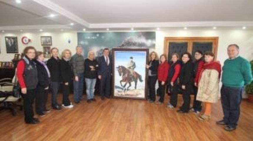 Başkan Batur'a Dev Atat&uuml;rk Tablosu
