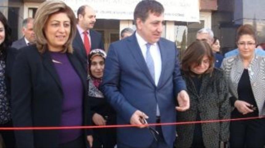 Şiddete Maruz Kalan Kadınların El İşi Sergisi A&ccedil;ıldı