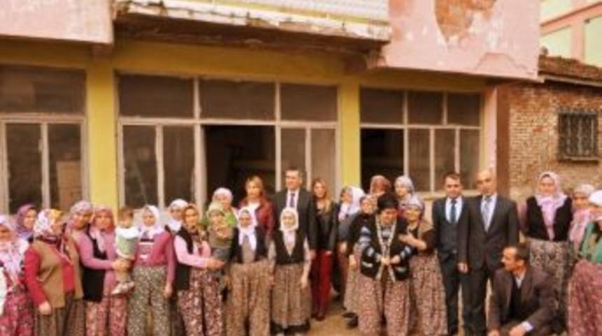 Demirci Kaymakamı'ndan S&uuml;priz Kadınlar G&uuml;n&uuml; Kutlaması