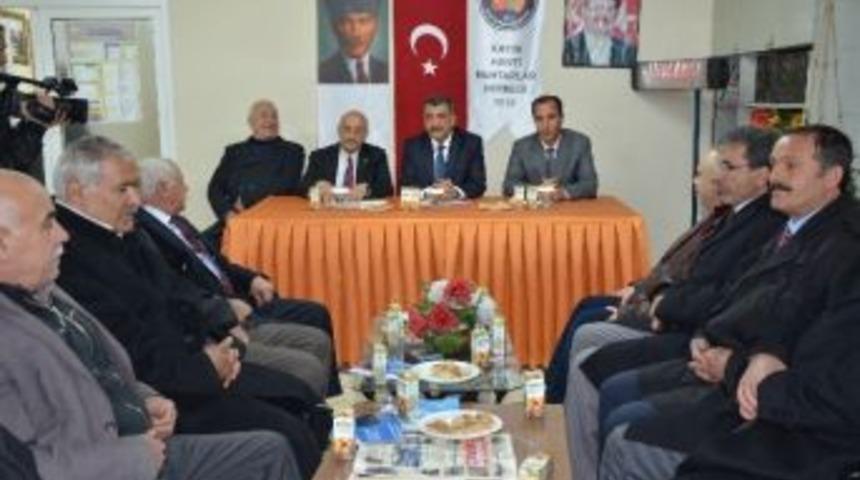 G&uuml;rkan, Kayısı Kenti Muhtarlar Derneğini Ziyaret Etti