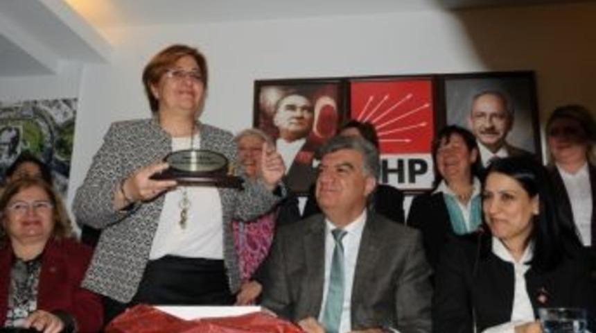 Chp Konak'ın Yeni Bayan Başkanından Bayan Aday Pekdaş&rsquo;a Anlamlı Hediye