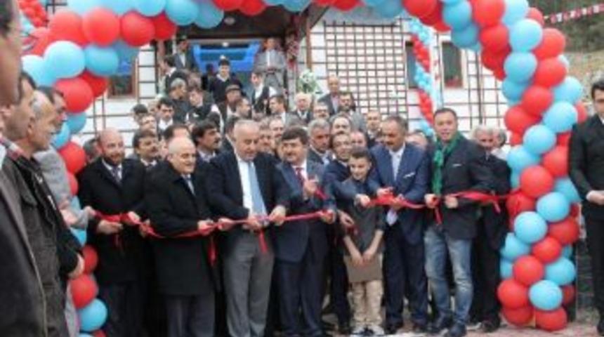 Trabzonsporlu Futbolcular Okul A&ccedil;ılışına Katıldı