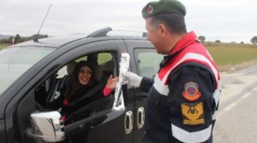 Beyşehir&rsquo;de Jandarma&rsquo;dan Kadınlara Karanfil