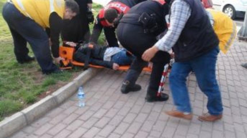 Kırmızı Işıkta Ge&ccedil;en Otomobil Yayaya &Ccedil;arptı: 1 Yaralı