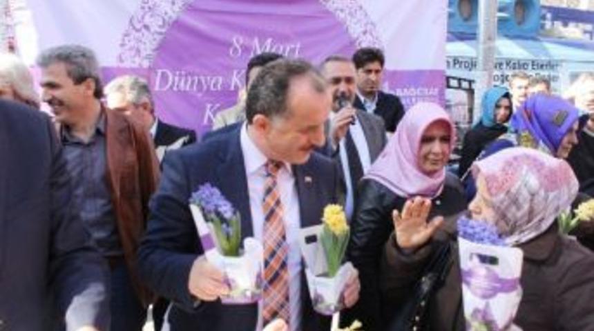 Kadınlar G&uuml;n&uuml;'nde Bağcılarlılara Toplam 20 Bin S&uuml;mb&uuml;l Dağıtıldı