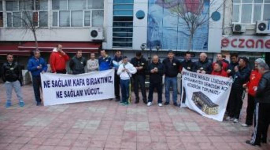 Beden Eğitimi &Ouml;ğretmenleri D&uuml;d&uuml;k Bırakma Eylemi Yaptı