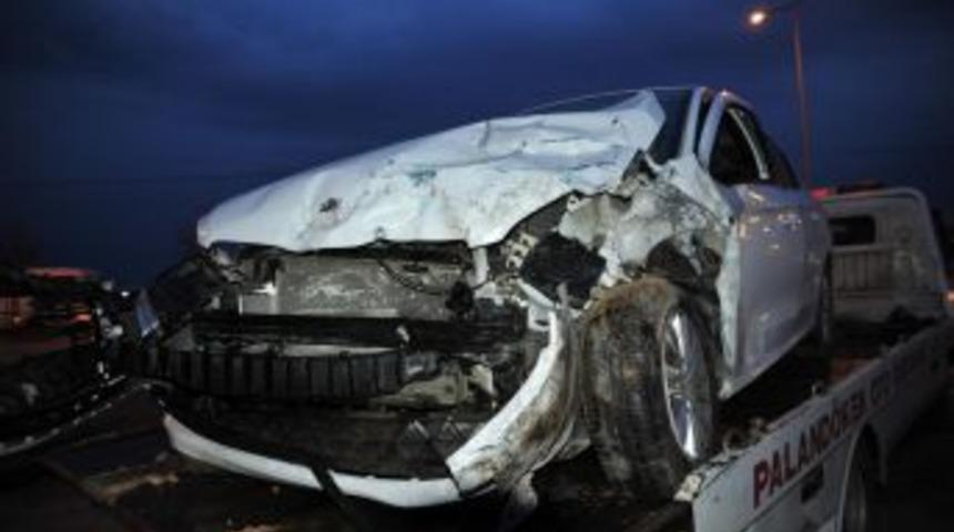 Bursa'da Iki Otomobil &Ccedil;arpıştı: 3 Yaralı