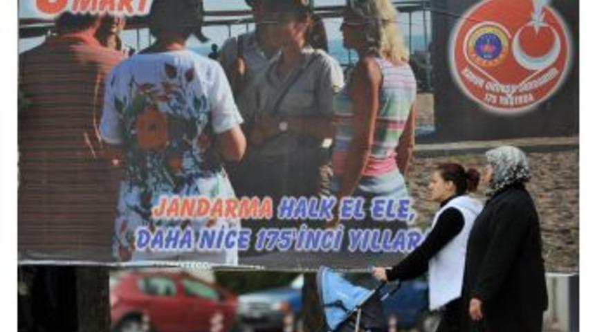 Jandarmadan Afişli "Kadınlar G&uuml;n&uuml;" Kutlaması