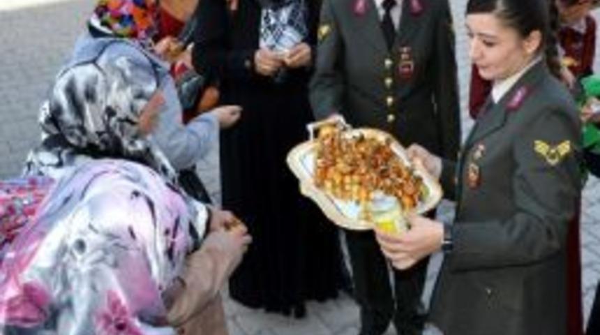 Kadın Astsubaylardan &lsquo;şiddet&rsquo; Mesajı