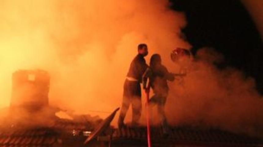 Bilecik'te Ahşap Ev K&uuml;l Oldu