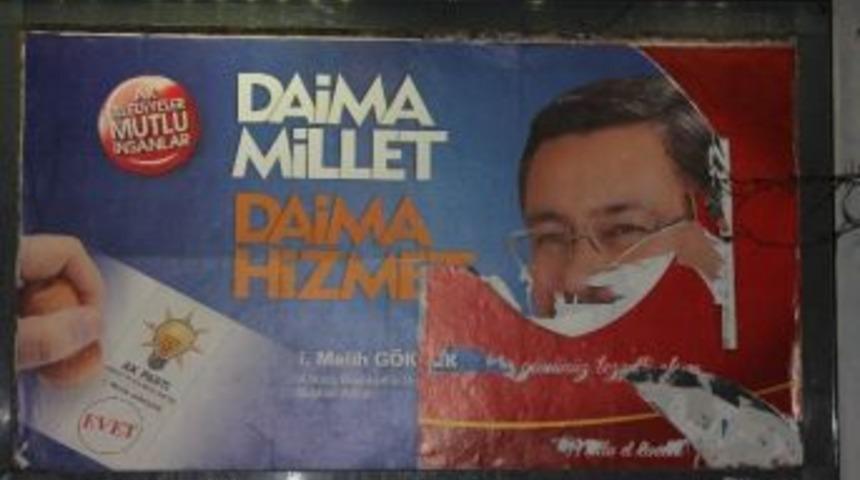 G&ouml;k&ccedil;ek&rsquo;in Se&ccedil;im Afişleri Tahrip Ediliyor