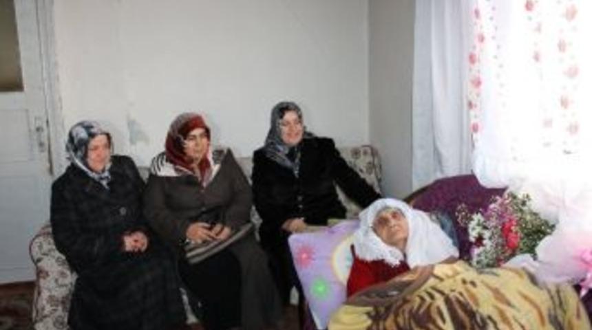 Oltu Ak Parti Kadın Kollarından 103 Yaşındaki Nineye Ziyaret